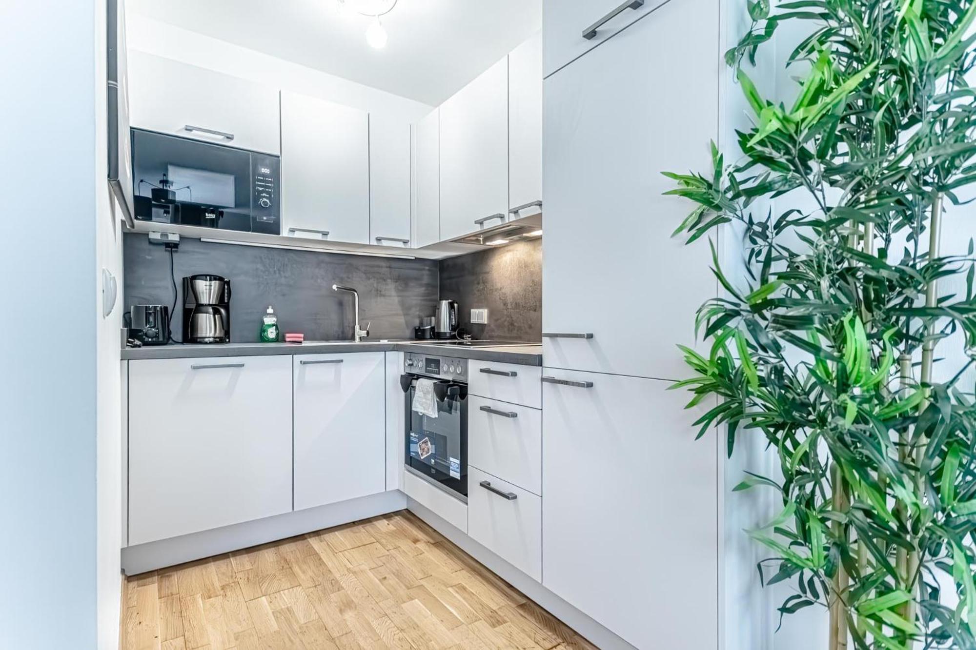 Charming 1Br, Steps From Reumannplatz U1 Viena Exterior foto